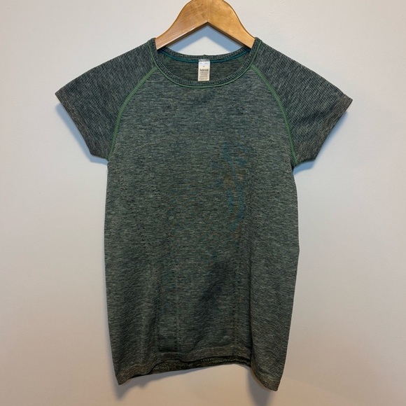 IVIVVA | Short Sleeve Tee | Size 14 - Picture 1 of 4